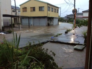 治療院に隣接する用水路と駐車場。