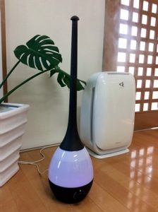 こちらが超音波式加湿器。お洒落なデザインが多い