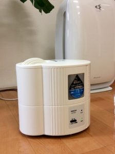 こちらはスチーム式加湿器。デザインはどれも同じよう